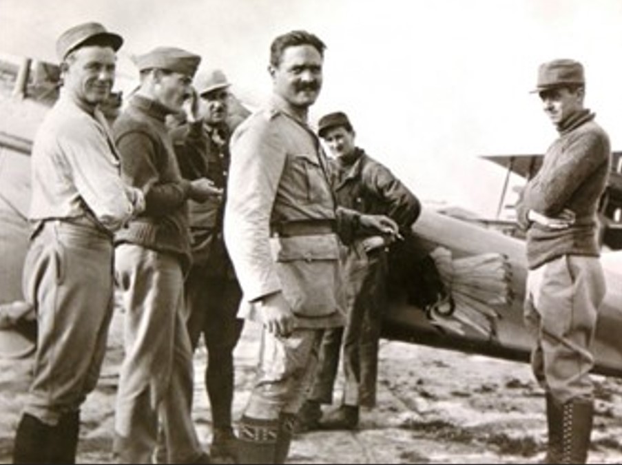 Pilots Robert Soubiran, Willis Haviland, Andrew Campbell or Kenneth Marr, William Thaw and David Peterson with their French mechanics. Credits: Ministère de la Défense - DMPA/SDMAE/BAP